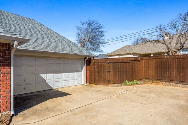 2942 Woodland Hills Drive, Grapevine, TX 76051