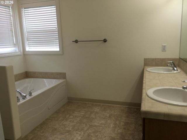 8615 Ne 33RD St, Vancouver, WA 98662
