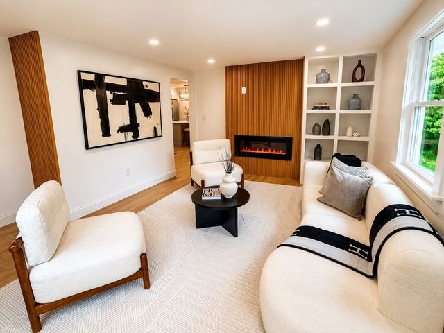 315 Lake Dr, Hamilton, MA 01982