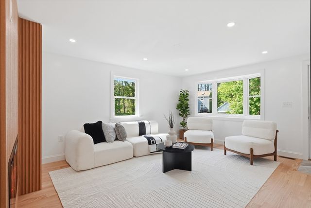 315 Lake Dr, Hamilton, MA 01982