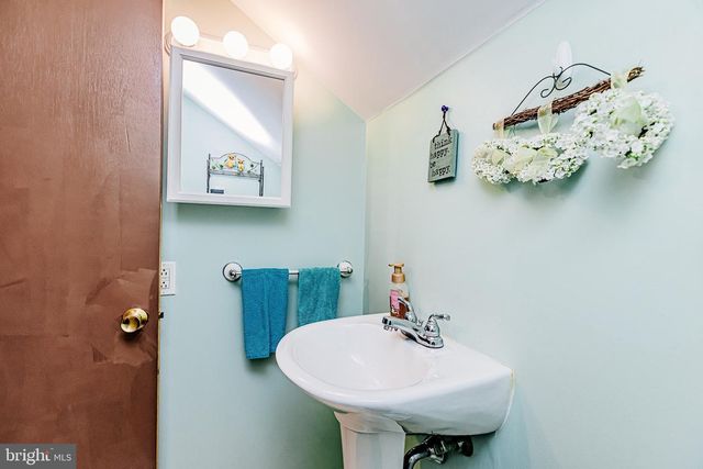 58 NEARWOOD LN, Levittown, PA 19054