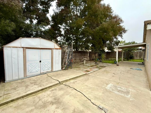1865 La Vida Avenue, Porterville, CA 93257