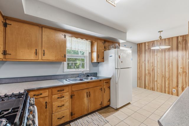 8813 E 16th Street, Indianapolis, IN 46219