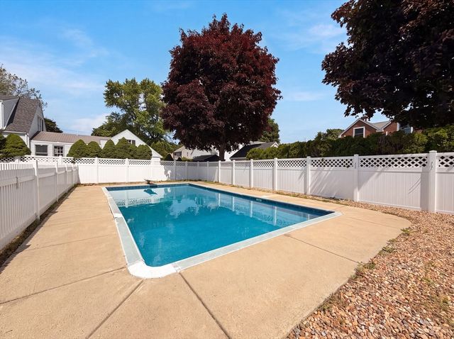 4 Macarthur Cir, Peabody, MA 01960