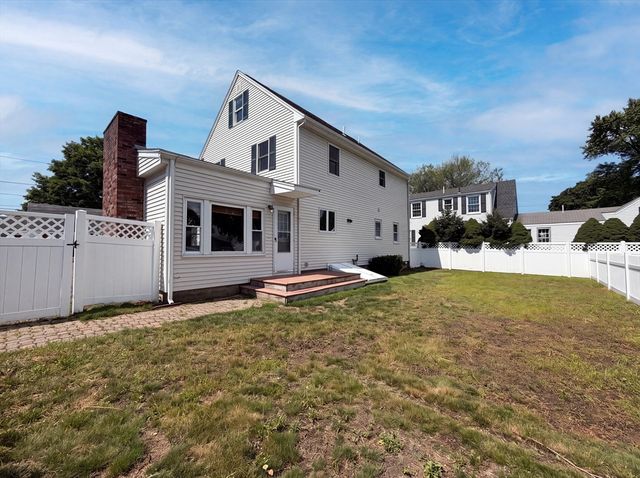 4 Macarthur Cir, Peabody, MA 01960