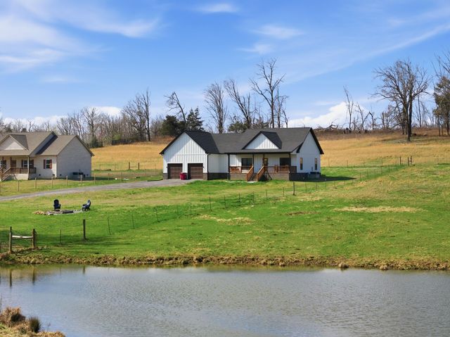 638 Howell Rd, Westmoreland, TN 37186
