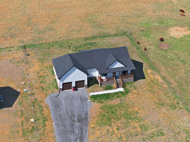 638 Howell Rd, Westmoreland, TN 37186