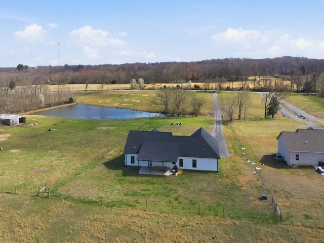 638 Howell Rd, Westmoreland, TN 37186