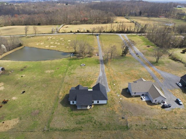 638 Howell Rd, Westmoreland, TN 37186