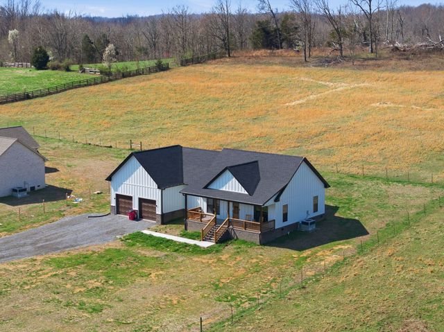 638 Howell Rd, Westmoreland, TN 37186