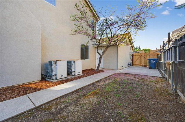 1942 E Desert Island Drive, Fresno, CA 93730