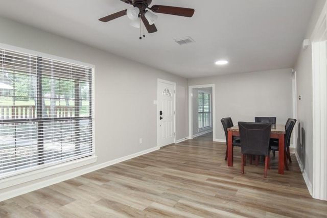 42 Hunters Creek Drive, Huntsville, TX 77340