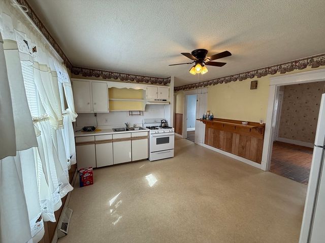 145 Moxon St, Springfield, MA 01151