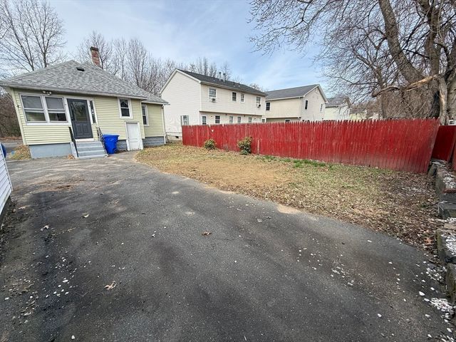 145 Moxon St, Springfield, MA 01151