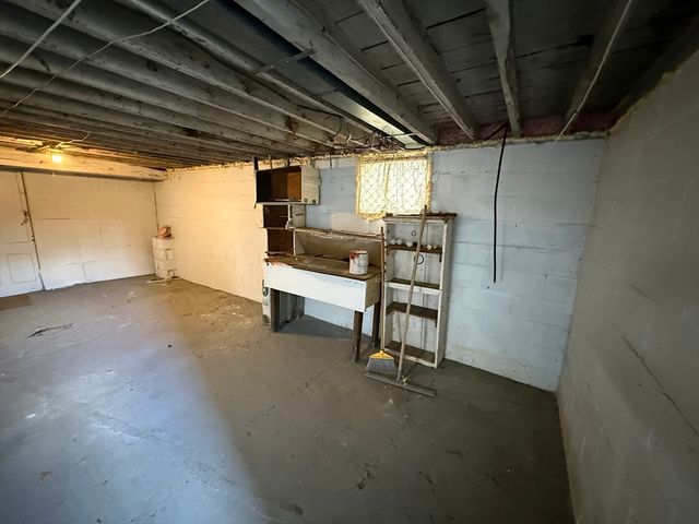 145 Moxon St, Springfield, MA 01151