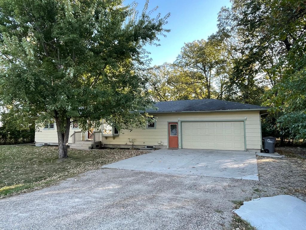 6914 1st Street N, Moorhead, MN 56560