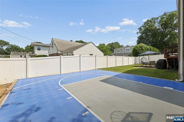 135 Rector Court, Bergenfield, NJ 07621