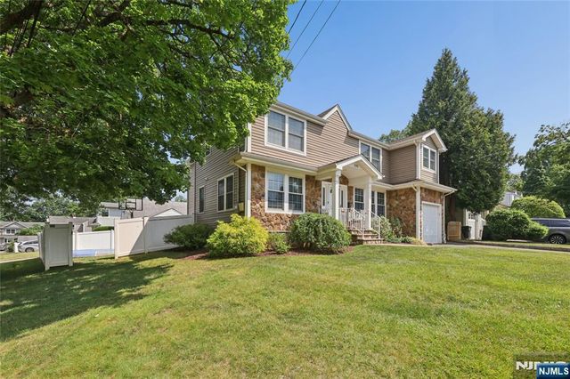 135 Rector Court, Bergenfield, NJ 07621