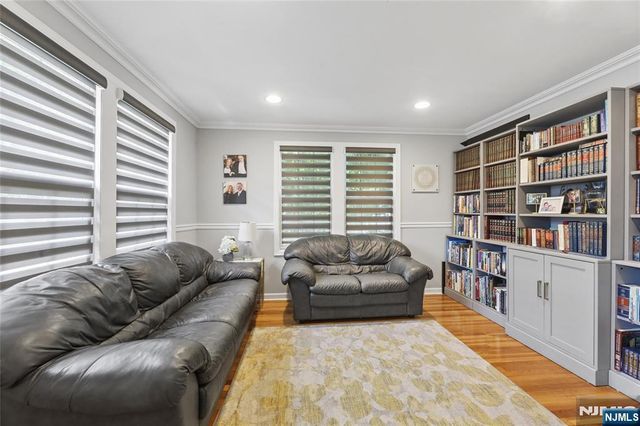 135 Rector Court, Bergenfield, NJ 07621