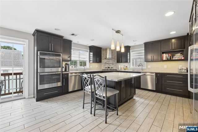 135 Rector Court, Bergenfield, NJ 07621