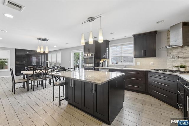 135 Rector Court, Bergenfield, NJ 07621