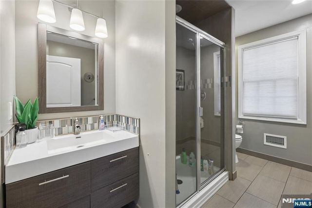 135 Rector Court, Bergenfield, NJ 07621