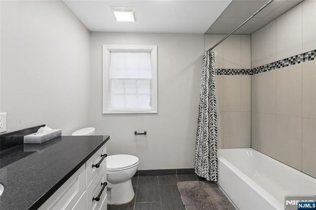 135 Rector Court, Bergenfield, NJ 07621