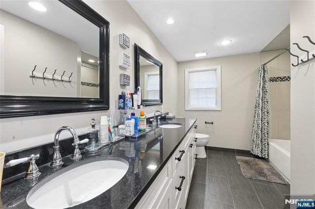 135 Rector Court, Bergenfield, NJ 07621