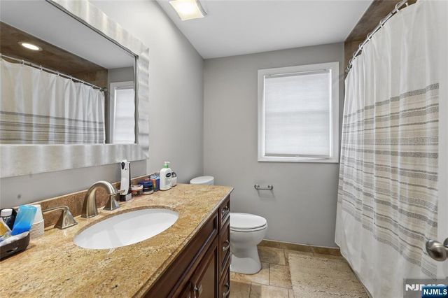 135 Rector Court, Bergenfield, NJ 07621