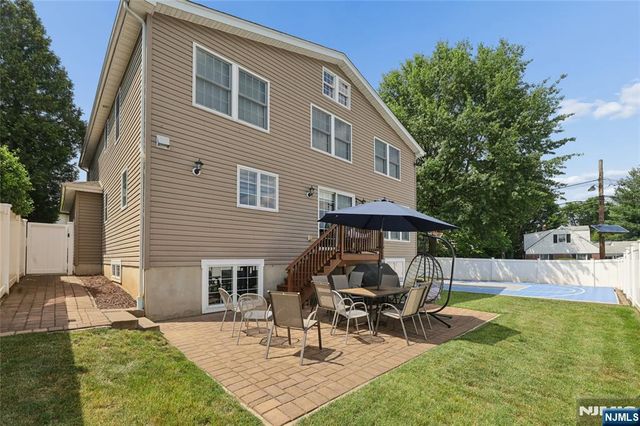 135 Rector Court, Bergenfield, NJ 07621