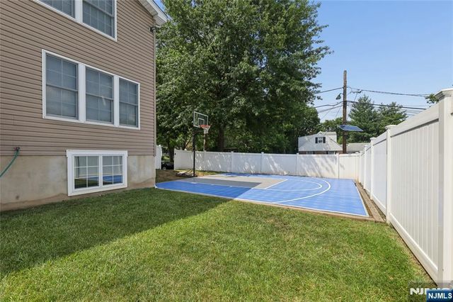 135 Rector Court, Bergenfield, NJ 07621