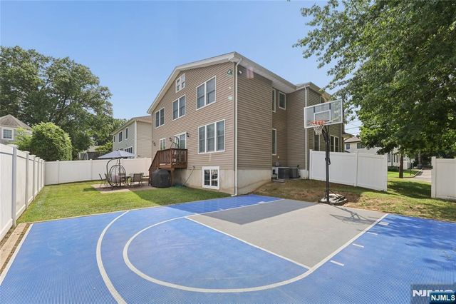 135 Rector Court, Bergenfield, NJ 07621
