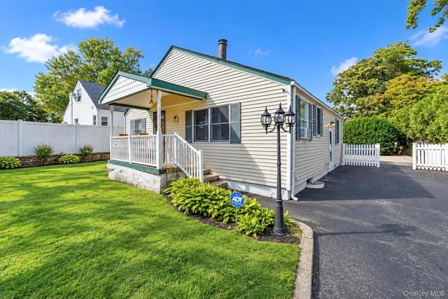11 Oak Street, Nesconset, NY 11767