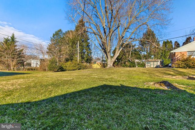 1921 SAINT REGIS LN, Lancaster, PA 17603