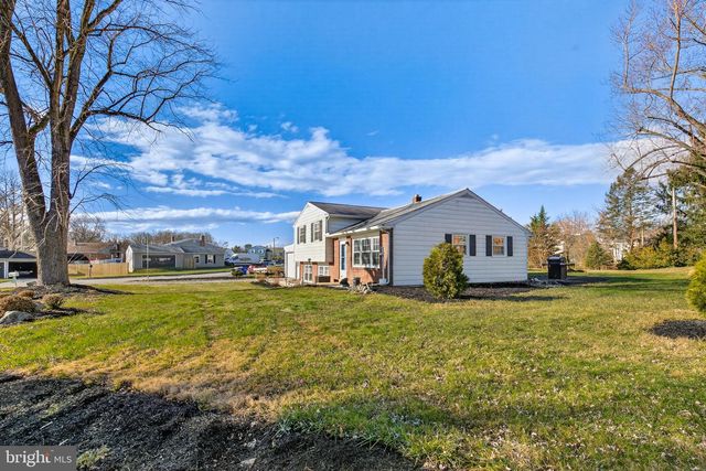 1921 SAINT REGIS LN, Lancaster, PA 17603