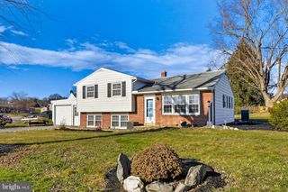 1921 SAINT REGIS LN, Lancaster, PA 17603