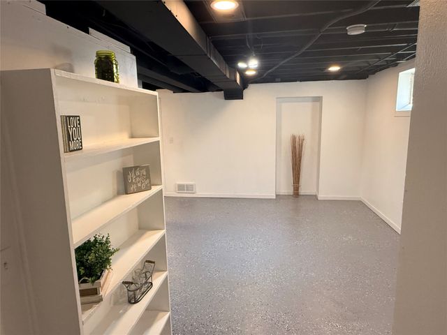 3126 State Avenue, Des Moines, IA 50317