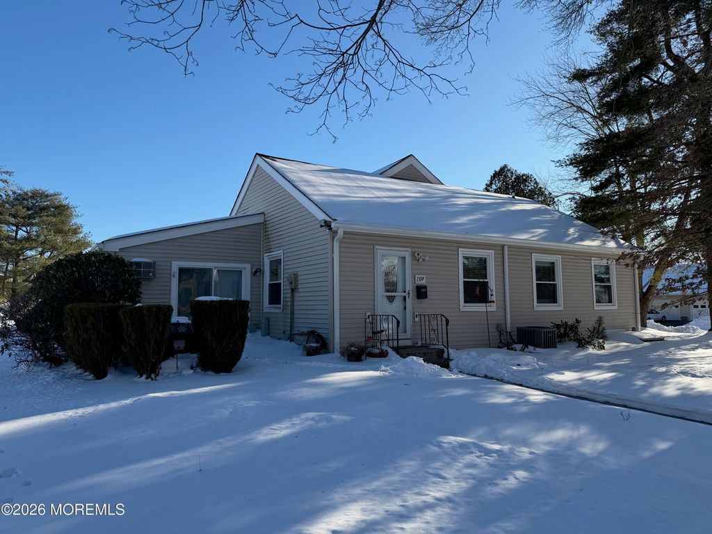 139 Wein Market F, Freehold, NJ 07728