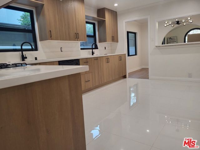 620 N Poinsettia Place, Los Angeles, CA 90036