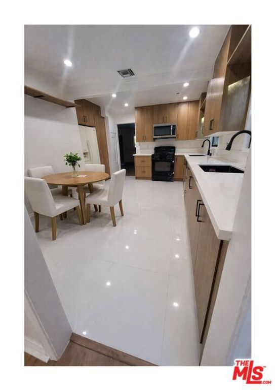 620 N Poinsettia Place, Los Angeles, CA 90036