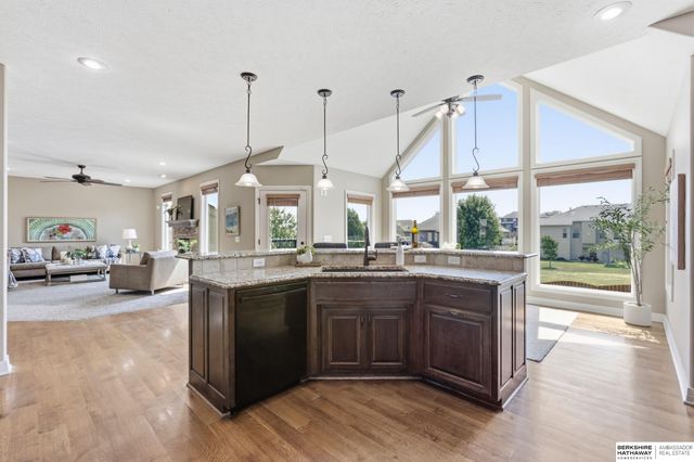 6829 Park Crest Drive, Papillion, NE 68133
