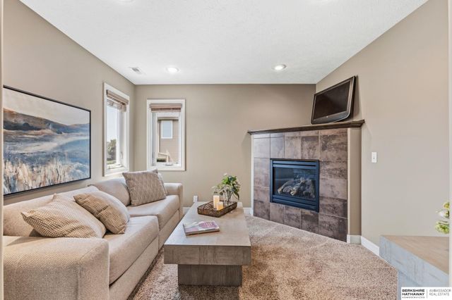 6829 Park Crest Drive, Papillion, NE 68133