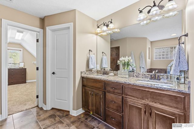 6829 Park Crest Drive, Papillion, NE 68133