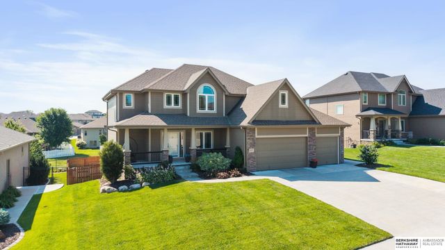 6829 Park Crest Drive, Papillion, NE 68133