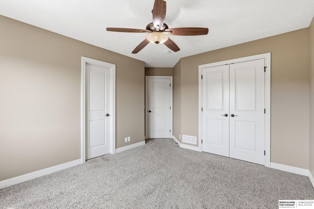 6829 Park Crest Drive, Papillion, NE 68133