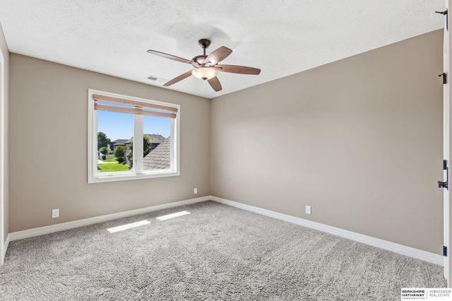 6829 Park Crest Drive, Papillion, NE 68133