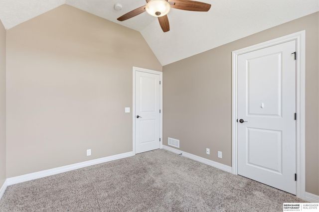 6829 Park Crest Drive, Papillion, NE 68133