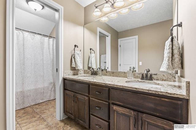 6829 Park Crest Drive, Papillion, NE 68133
