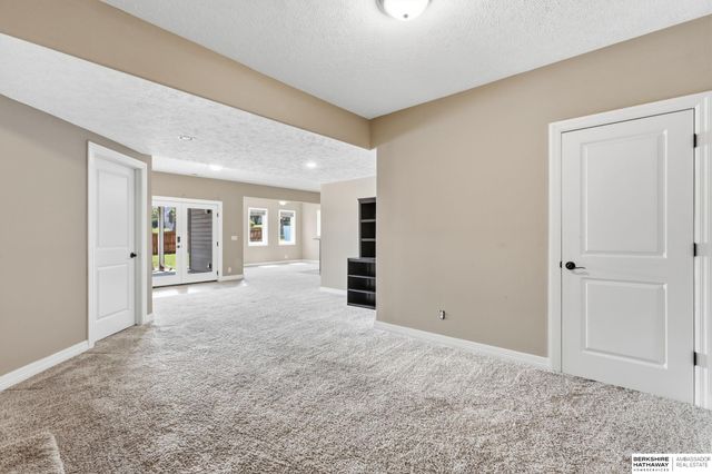 6829 Park Crest Drive, Papillion, NE 68133