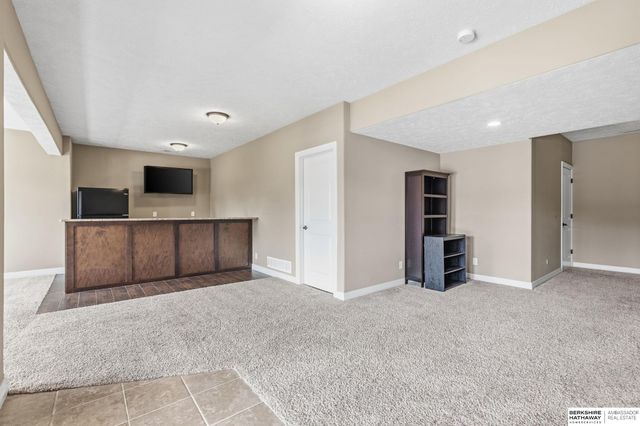 6829 Park Crest Drive, Papillion, NE 68133